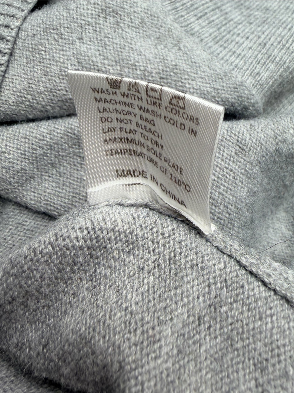 Women’s Gray V Neck Sweater Size S Lightweight Knit Pullover Classic Basic - Picture 9 of 10